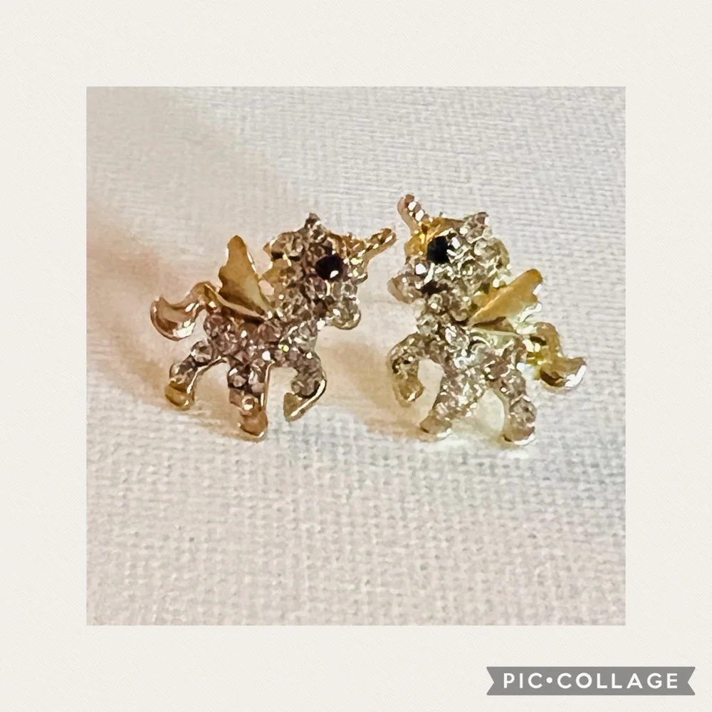 NWT Exquisite Gold Tone Rhinestone Unicorn Post Earrings HP - Picture 4 of 6